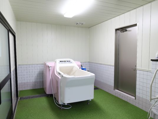 清潔な設備の入浴室