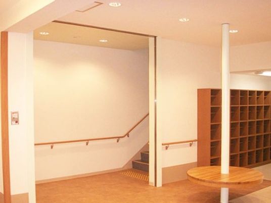 明るいエントランスの角度