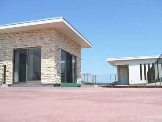 石壁のモダンな建物外観