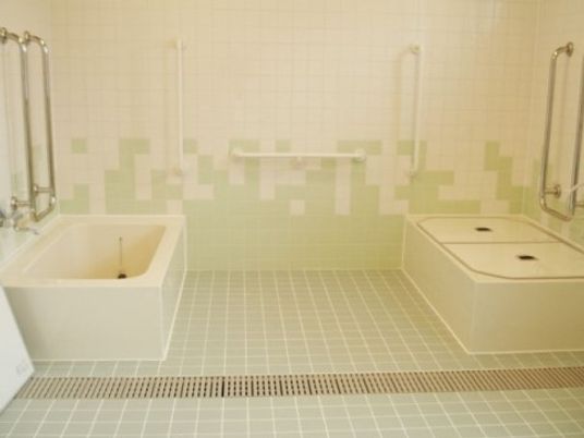 広々とした明るい浴室