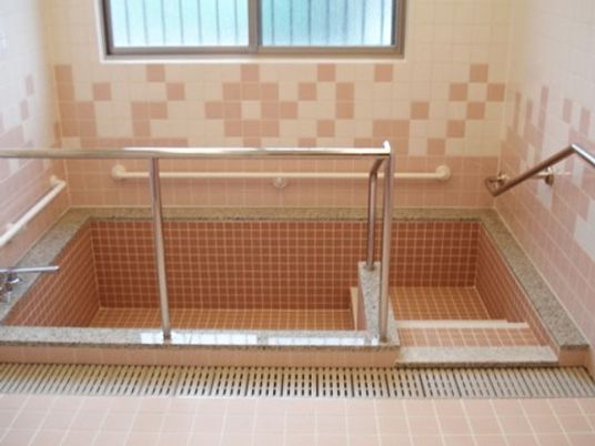 バリアフリー設計の浴室