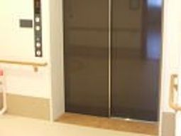 清潔感のあるエレベーターホール