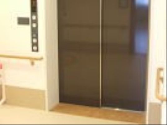 バリアフリー構造のエレベーター