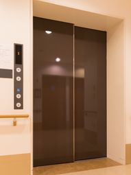 エレベーターの扉と手すり