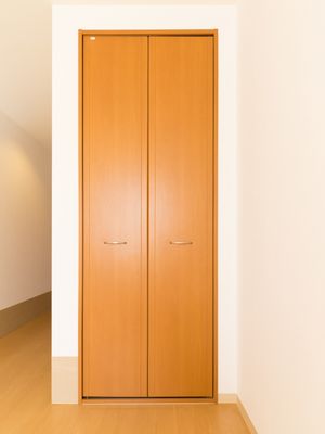 明るい色の木製クローゼット