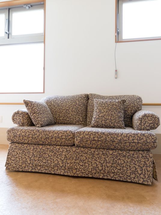 模様入りの快適ソファ