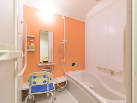 バリアフリーの明るい浴室