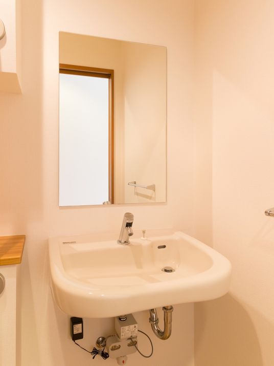 清潔な洗面台と鏡