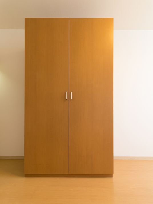 シンプルな木製クローゼット