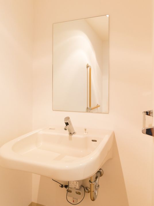 清潔な洗面台と鏡