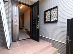 エントランスの明るい通路