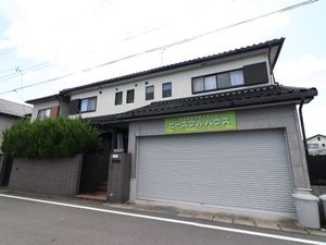 閑静な街並みの建物外観