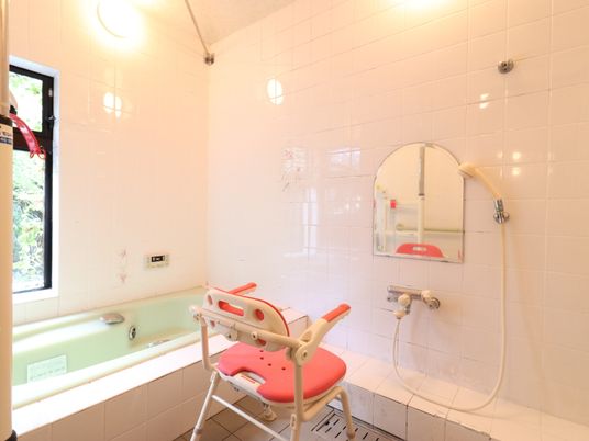 車椅子対応の明るい浴室