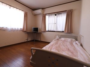 居室のエアコンとテレビ