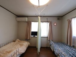 二つのベッドがある居室