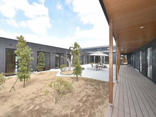 中庭のある施設風景