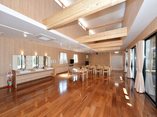 広々とした木目調のダイニング