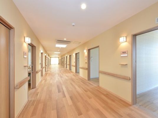 明るく広々とした廊下