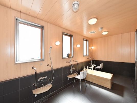 清潔感のある広々浴室