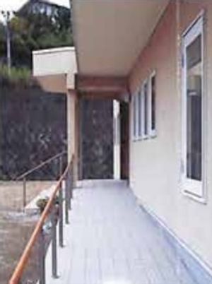 広々とした明るい廊下