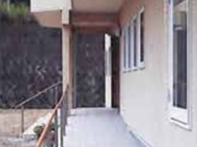 広々とした明るい廊下 エントランス・スロープ 通路は広くて明るく、手すりが設置されているため、歩行のサポートが必要な方も安心して移動ができます。