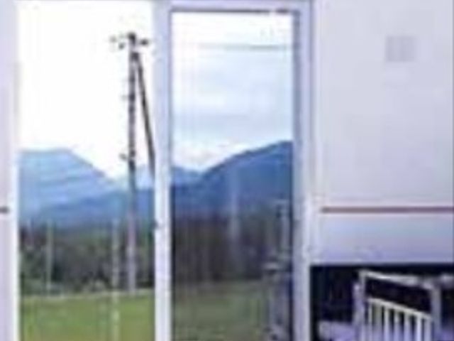 窓から山並みを望む居室 居室 ゆったりとした居室からは、大自然の美しい山並みを一望できる環境です。心安らぐ景色を眺めながら、快適な時間を過ごすことができます。
