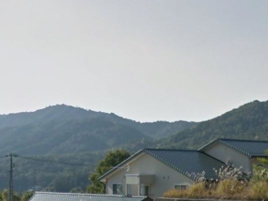 山々に囲まれた一階建て
