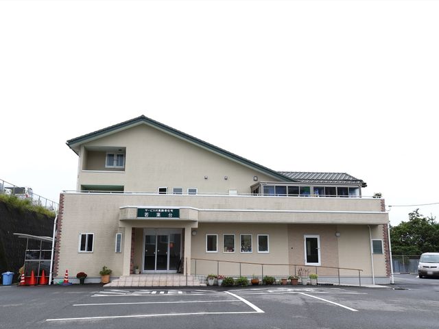 やすらぎの施設の外観 外観 広々とした駐車場があり、清潔感のある建物の入口には植物が配されており、訪れる方を温かく迎え入れます。