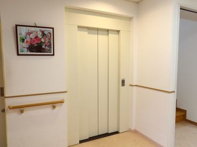 清潔感のあるエレベーター前