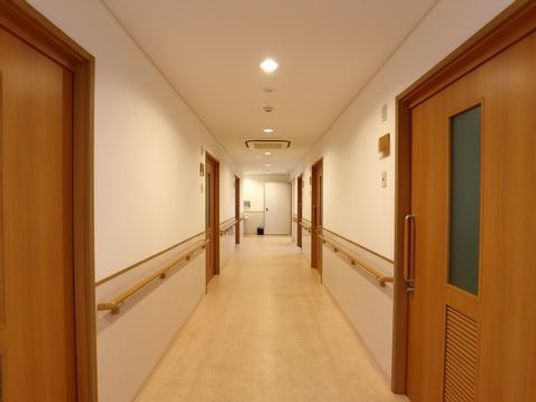 明るく清潔な廊下