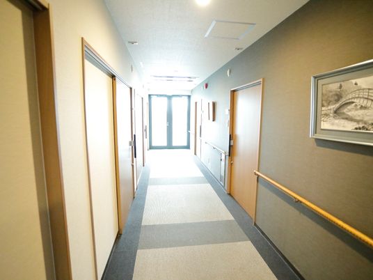 光る廊下と掲示物