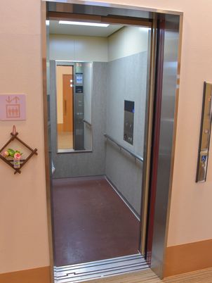 広々としたエレベーター