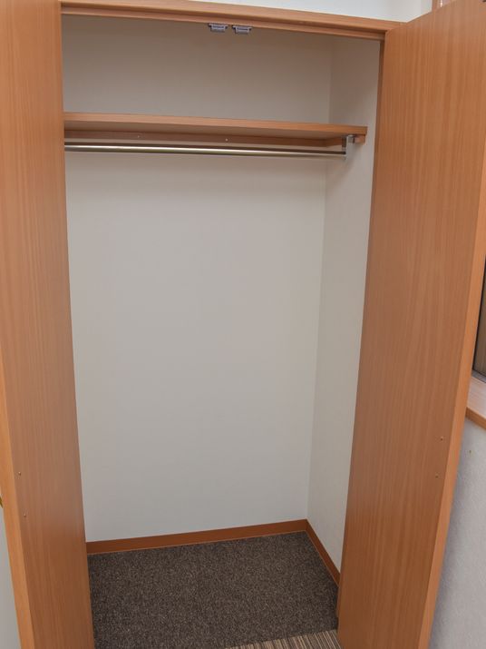 シンプルな木製クローゼット
