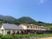 山々背景の一階建施設