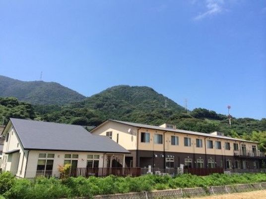 山々背景の一階建施設