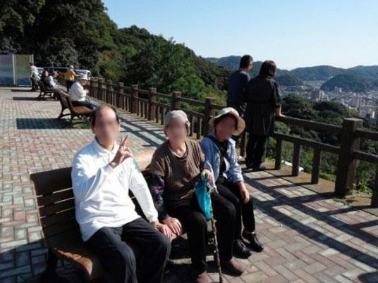 笑顔交わす三人の憩い