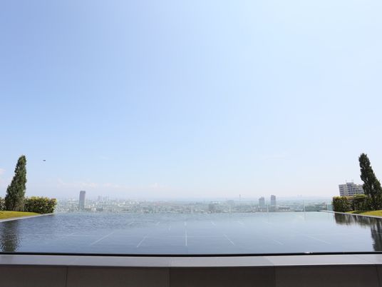 都市を望むテラス景色