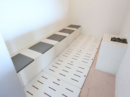 清潔な洗い場と石造りの浴炉