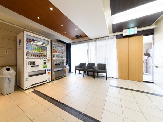 待合スペースと自動販売機