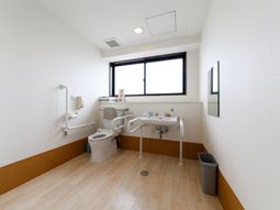 清潔な洗面台とトイレ