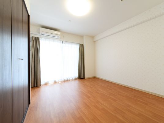 明るい床の空き部屋