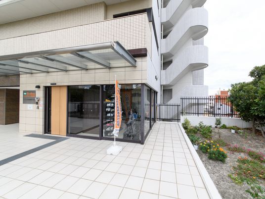 整備されたエントランスの外観