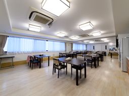 明るい食堂の光景
