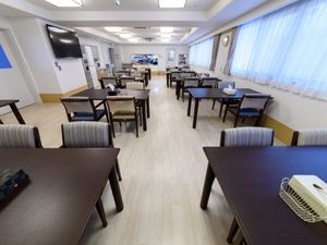 明るい共有ダイニングルーム