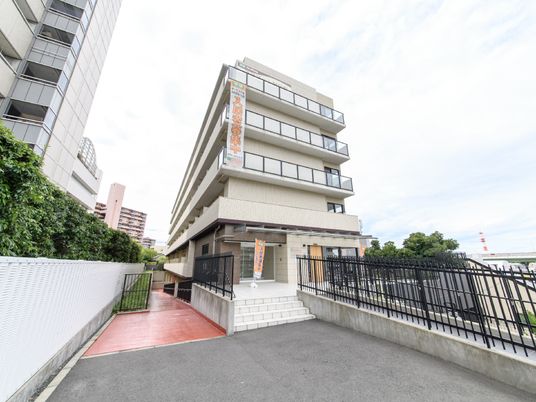 建物の明るい外観