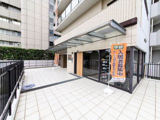 明るいエントランスの外観