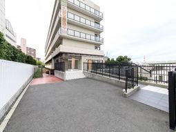 清潔な施設のエントランス