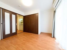 明るい居室のインテリア