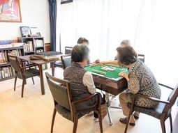 明るいラウンジで遊ぶ人々