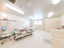 広々とした明るい浴室